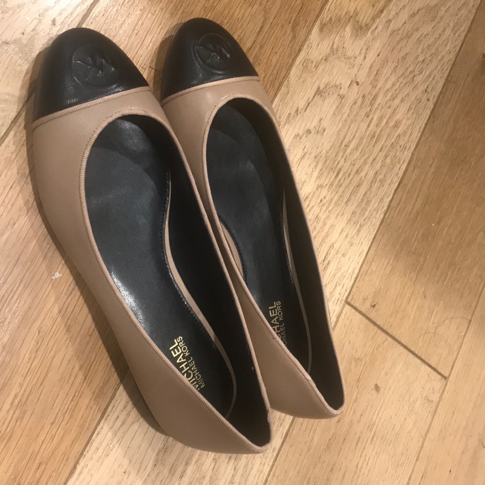 NWT MICHAEL Michael Kors Black and Tan Flats